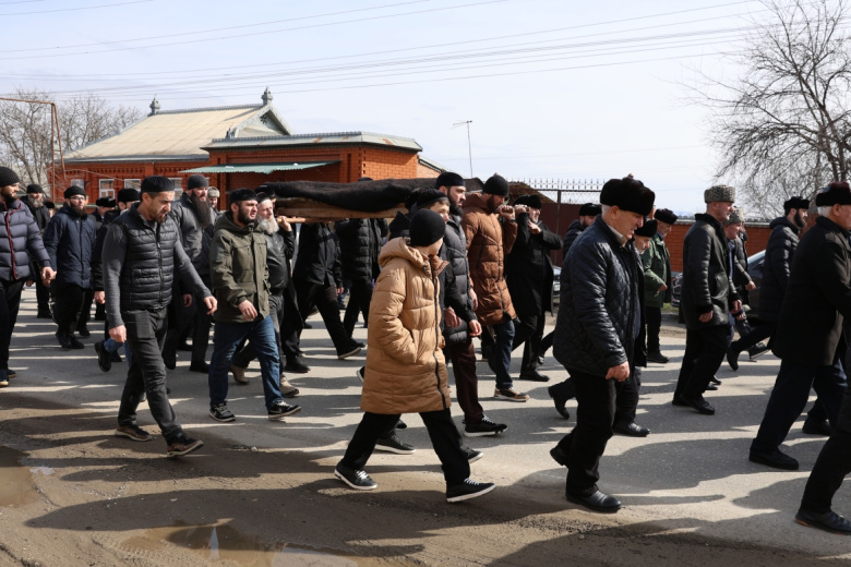 Похороны Умара Джабраилова в чеченском селе Новые Атаги