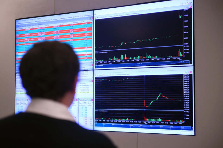 Монитор с интерактивными онлайн-графиками курса доллара, евро, нефти на Московской Бирже