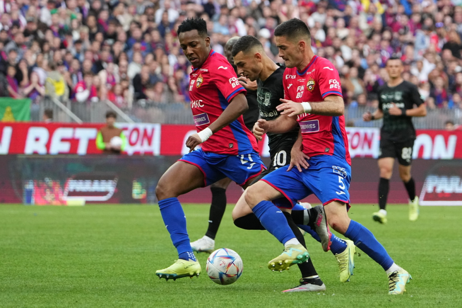 Игрок ЦСКА Мойзес, игрок «Краснодара» Эдуард Сперцян и игрок ЦСКА Саша Зделар (слева направо) в матче суперфинала Кубка России по футболу между ФК «Краснодар» (Краснодар) и ПФК ЦСКА (Москва)