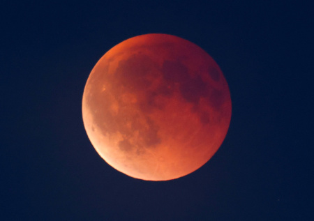 «Кровавая Луна» сегодня, 3 марта: где можно увидеть, опасно ли для глаз