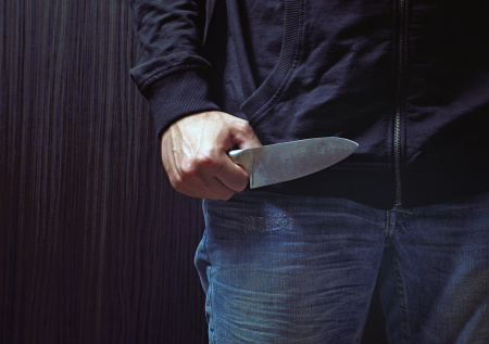 Пьяный ревнивец набросился на бывшую жену с ножом