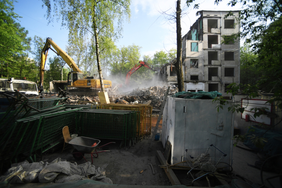 Снос расселенного аварийного пятиэтажного дома в Москве