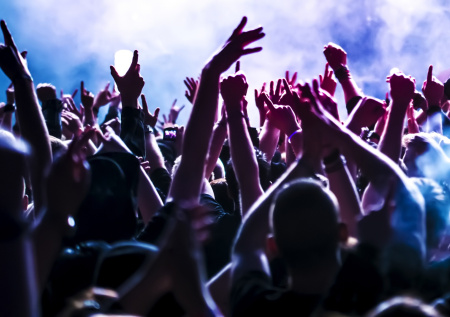 «По щиколотку в кипятке»: девушка потеряла 8 пальцев в ночном клубе