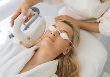 Дерматолог ответила, при каком диагнозе противопоказано фотоомоложение