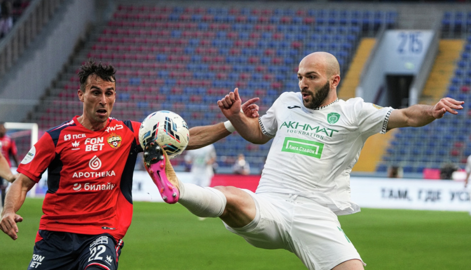 Милан Гаич (ЦСКА) и Георгий Мелкадзе («Ахмат») в матче 2-го тура Российской премьер-лиги в Москве