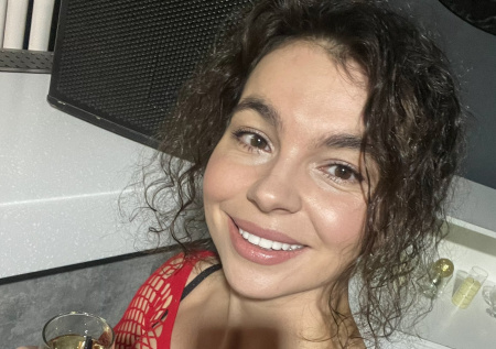 Вонзила бокал в лицо: красотку изуродовали на концерте группы t.A.T.u.