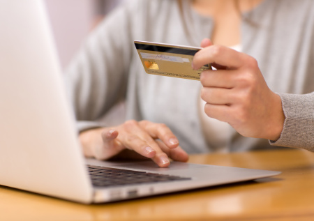 До 50%. Ставки по кредиткам взлетели: как ими пользоваться и не разориться