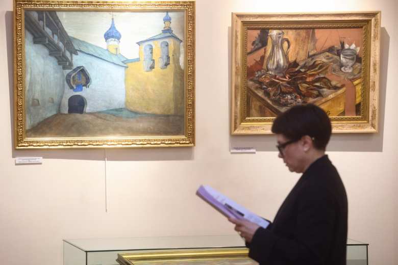 Картины: слева — «Псково-Печерский монастырь» (Николай Рерих, 1907 год, бумага, смешанная техника); справа — «Натюрморт с листьями и кувшином» (Наталия Гончарова, середина 1930-х — начало 1950-х, холст, масло)