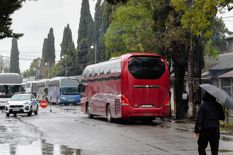 Автобусы, припаркованные у пограничного перехода «Астара» на границе Азербайджана с Ираном