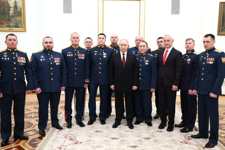 Владимир Путин с Андреем Белоусовым и награждёнными солдатами и офицерами