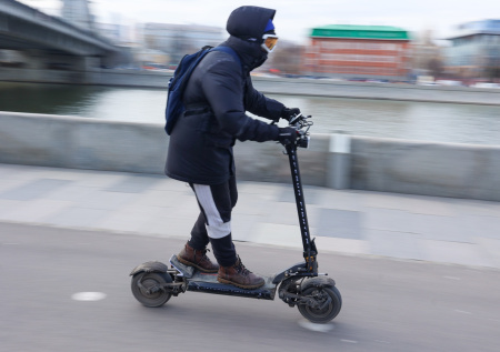 Суд конфисковал электросамокат россиянина за пьяную езду