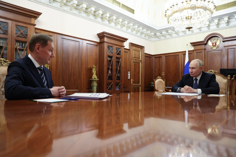 Владимир Путин и руководитель Федерального казначейства Роман Артюхин