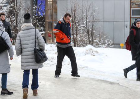 Мальчик из Новосибирска сломал спину на гололеде