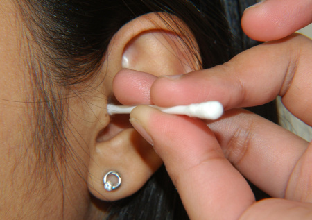 Невролог предупредила, чем грозит привычка чистить уши ватными палочками