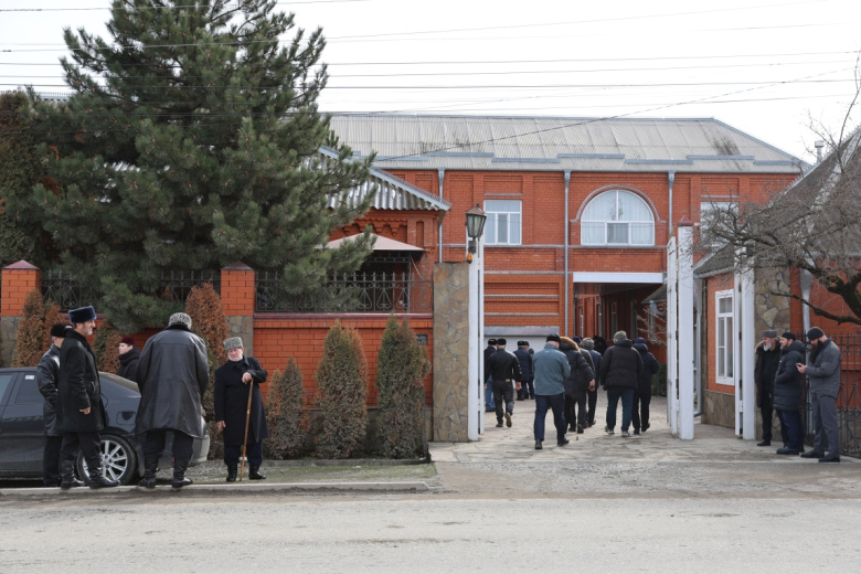 Люди у дома семьи Умара Джабраилова в селе Новые Атаги