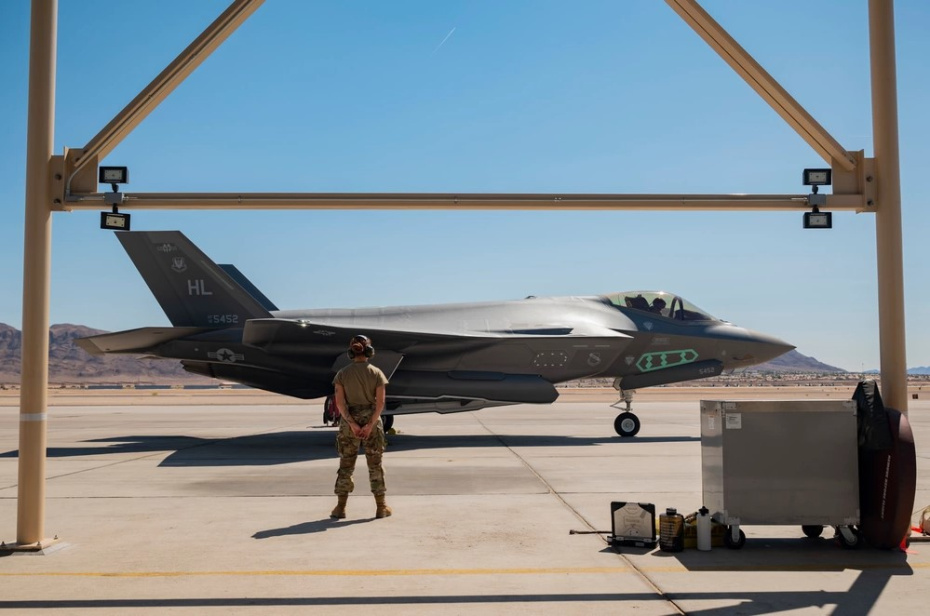 Истребитель F-35A с модернизированными ядерными гравитационными бомбами B61-12