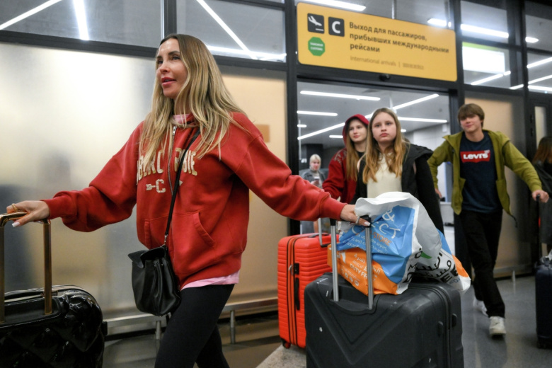 Пассажиры на выходе из зоны прилета международных рейсов в аэропорту Шереметьево в Подмосковье