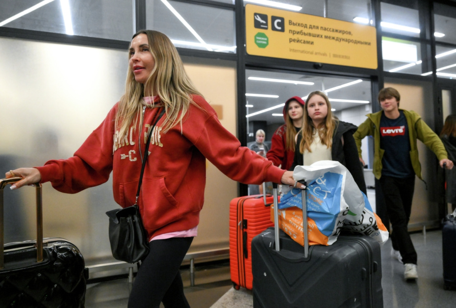Пассажиры на выходе из зоны прилета международных рейсов в аэропорту Шереметьево в Подмосковье