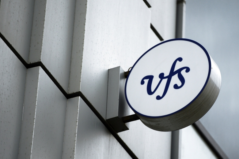 Логотип управляющей визовыми центрами компании VFS Global на здании сервисно-визового центра Франции в Москве