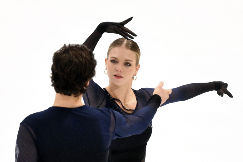 Александра Игнатова (Трусова) и Макар Игнатов выступают в финальных соревнованиях дуэтов на чемпионате России 2026 по прыжкам в фигурном катании в Москве