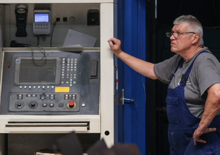 Вакансии для пенсионеров в 2026 году: где искать работу? Все о зарплатах