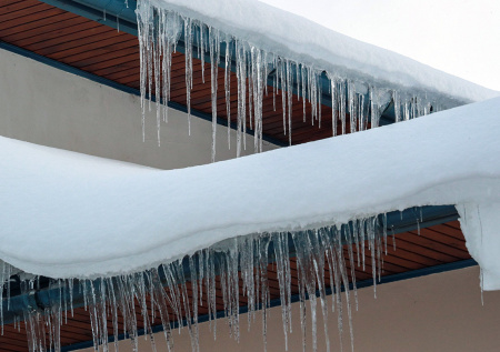 Снег оставил дыры в крышах жителей Подмосковья