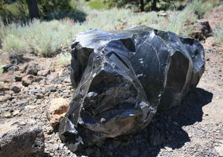 Обсидиан (вулканическое стекло): магические и лечебные свойства камня