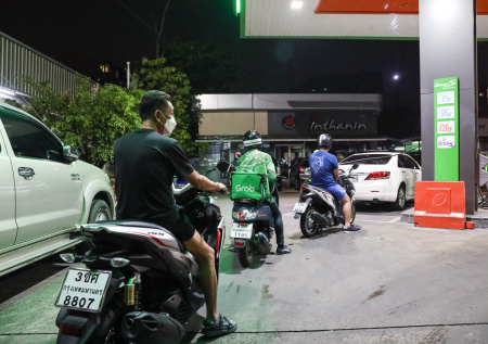 Туристы штурмуют АЗС Пхукета после слухов о закрытии Ормузского пролива