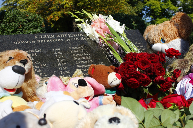 Цветы и игрушки, возложенные к памятнику «Аллея ангелов» в парке Победы Калининского района Донецка