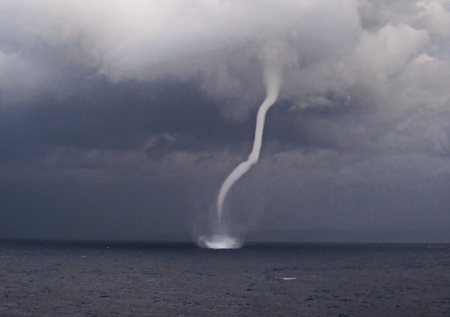 Опубликованы кадры смерча в Сочи на фоне землетрясений