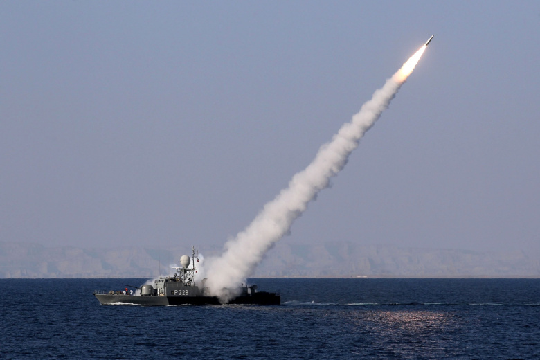 Иранский военный корабль запускает ракету