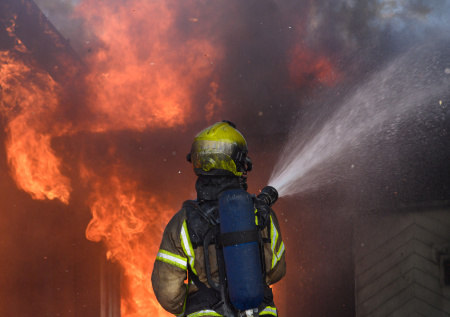 Появились кадры, как полыхает целый небоскреб