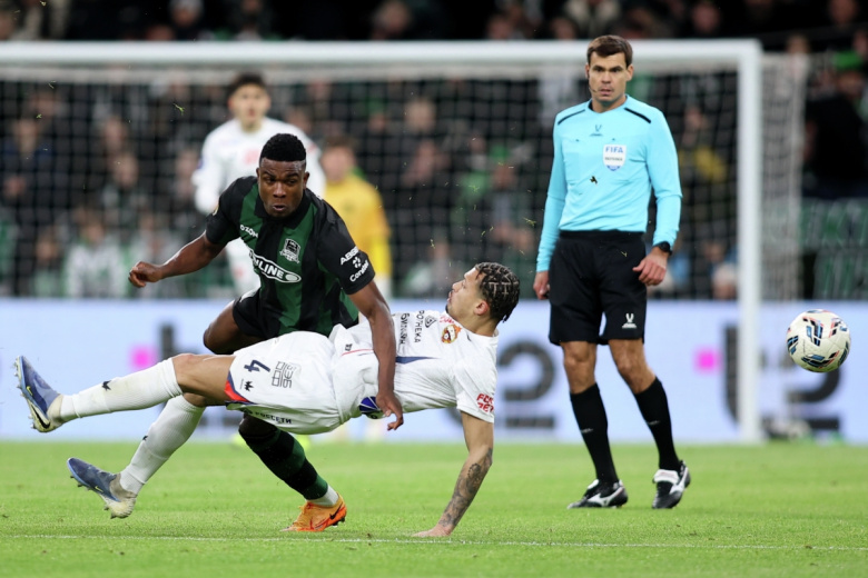 Джон Кордоба (Краснодар), Жоао Виктор (ЦСКА) и главный судья Кирилл Левников в матче 18-го тура Российской премьер-лиги (РПЛ) в Краснодаре