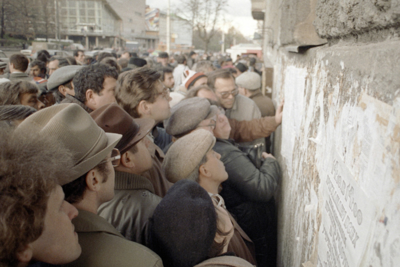 Москвичи читают самиздатские газеты, развешанные на одном из зданий на Пушкинской площади в Москве, 1990 год