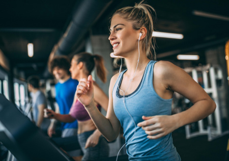 Сурдолог объяснила, почему нельзя включать полную громкость в наушниках