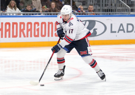 Хоккеисты устроили массовую драку во время дружеского рукопожатия