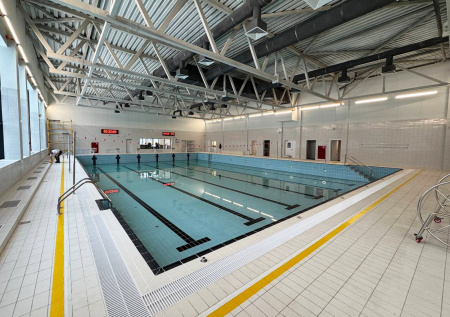 Строительство нового спорткомплекса с бассейном завершили в Подмосковье