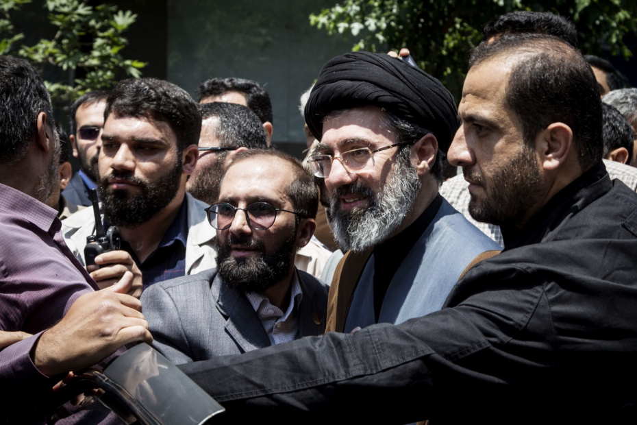 Моджтаба Хаменеи (второй справа), сын верховного лидера Ирана аятоллы Али Хаменеи