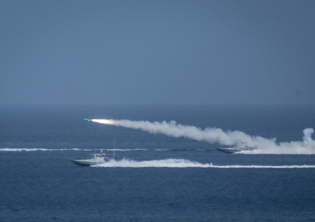 Гигантский огненный гриб поднялся в небо после удара Ирана по НПЗ в Катаре