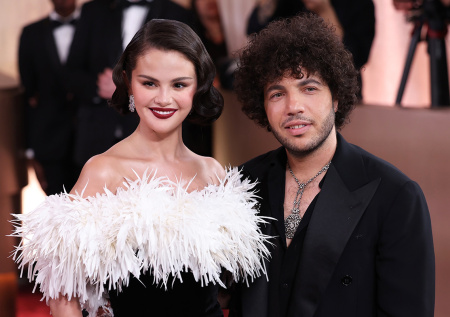 Селена Гомес поцеловала стопу мужа после критики его грязных ног