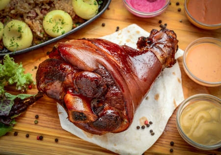 Свиная рулька в духовке — мясо само отходит от кости, а шкурка хрустит