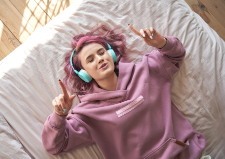 Лор оценила риск массовой глухоты подростков из-за громкой музыки