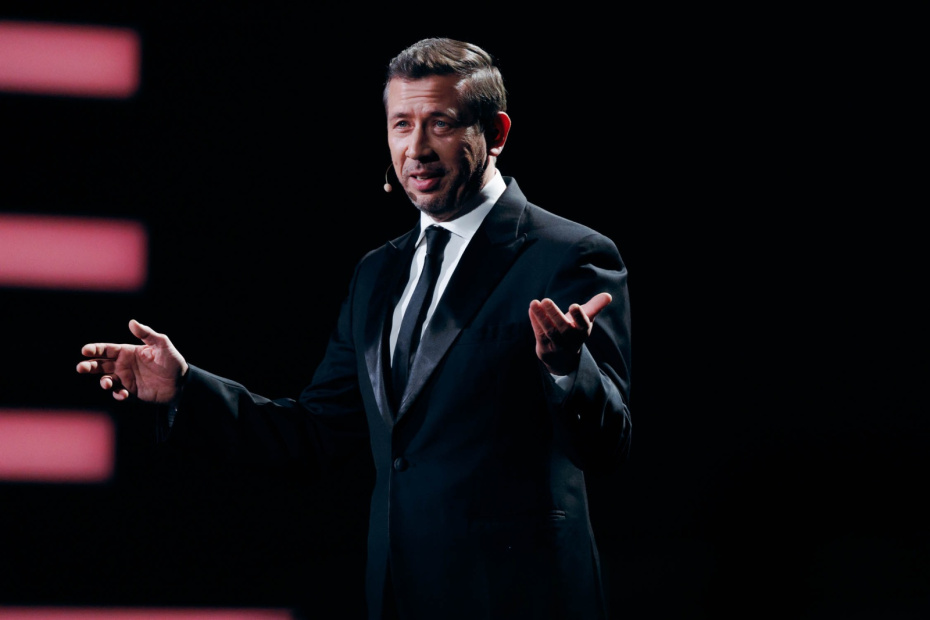 Актер Андрей Мерзликин выступает на торжественной церемонии открытия конкурса «Мисс БРИКС — 2026»