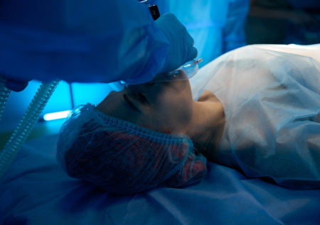 Двух пациентов разбудили во время операции на мозге