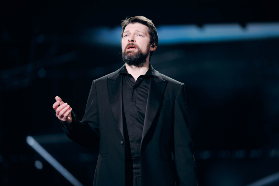 Актер Даниил Страхов выступает на торжественной церемонии открытия конкурса «Мисс БРИКС — 2026»