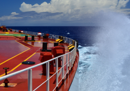 «Поднялся дым»: взрыв громыхнул в море недалеко от побережья столицы Омана