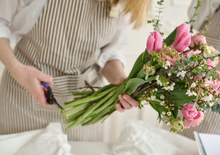 Тюльпаны, хризантемы, розы: простые советы по уходу за букетом — вода, лед и правильная обрезка