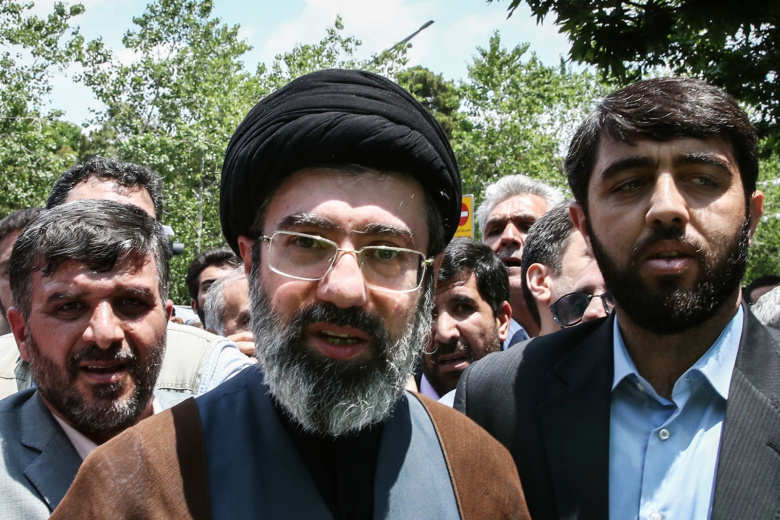 Моджтаба Хаменеи (в центре), сын верховного лидера Ирана аятоллы Али Хаменеи