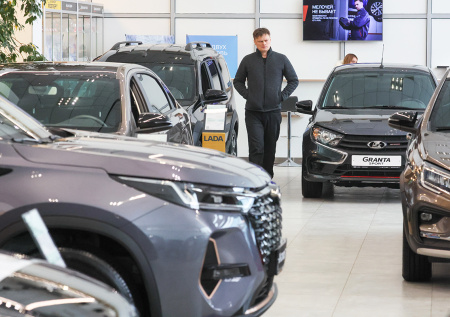 Продажи Lada в феврале упали почти на четверть