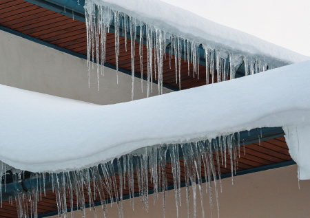 В Нижнем Новгороде на управдома упала наледь с крыши
